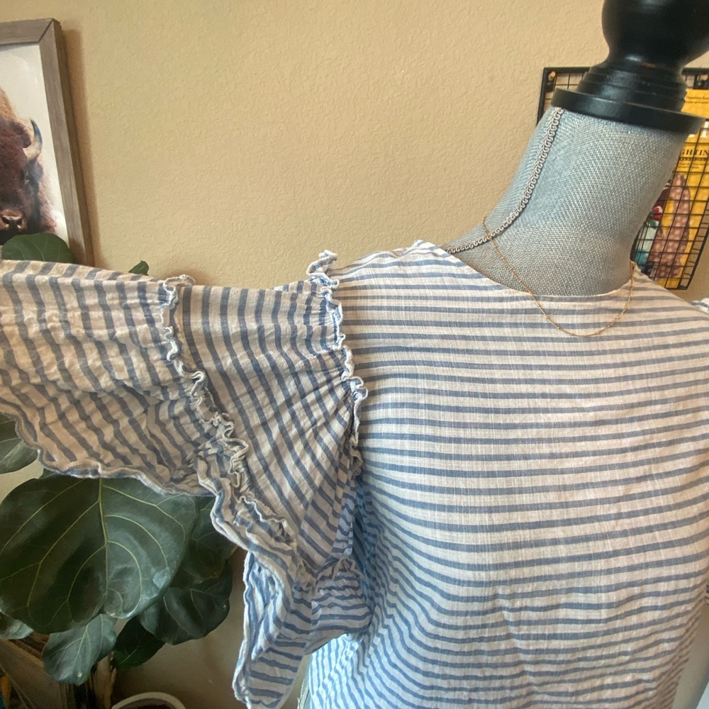 striped flutter sleeve top - Picture 2 of 4